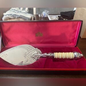 Vintage/Unbranded “Bakelite” Cake/Pie Server Antique US Silver-Plated Flatware